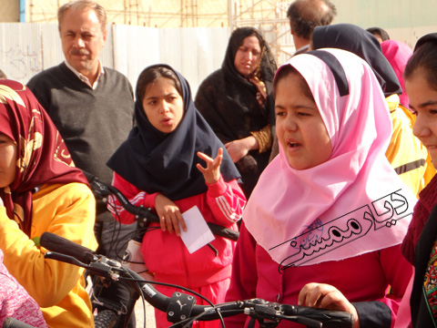 برگزاری مسابقه دوچرخه سواری بانوان در شهر نورآباد
